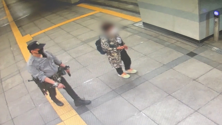  경찰 코스프레하다 덜미…가짜 제복 입고 지하철 활보한 50대 검찰 송치