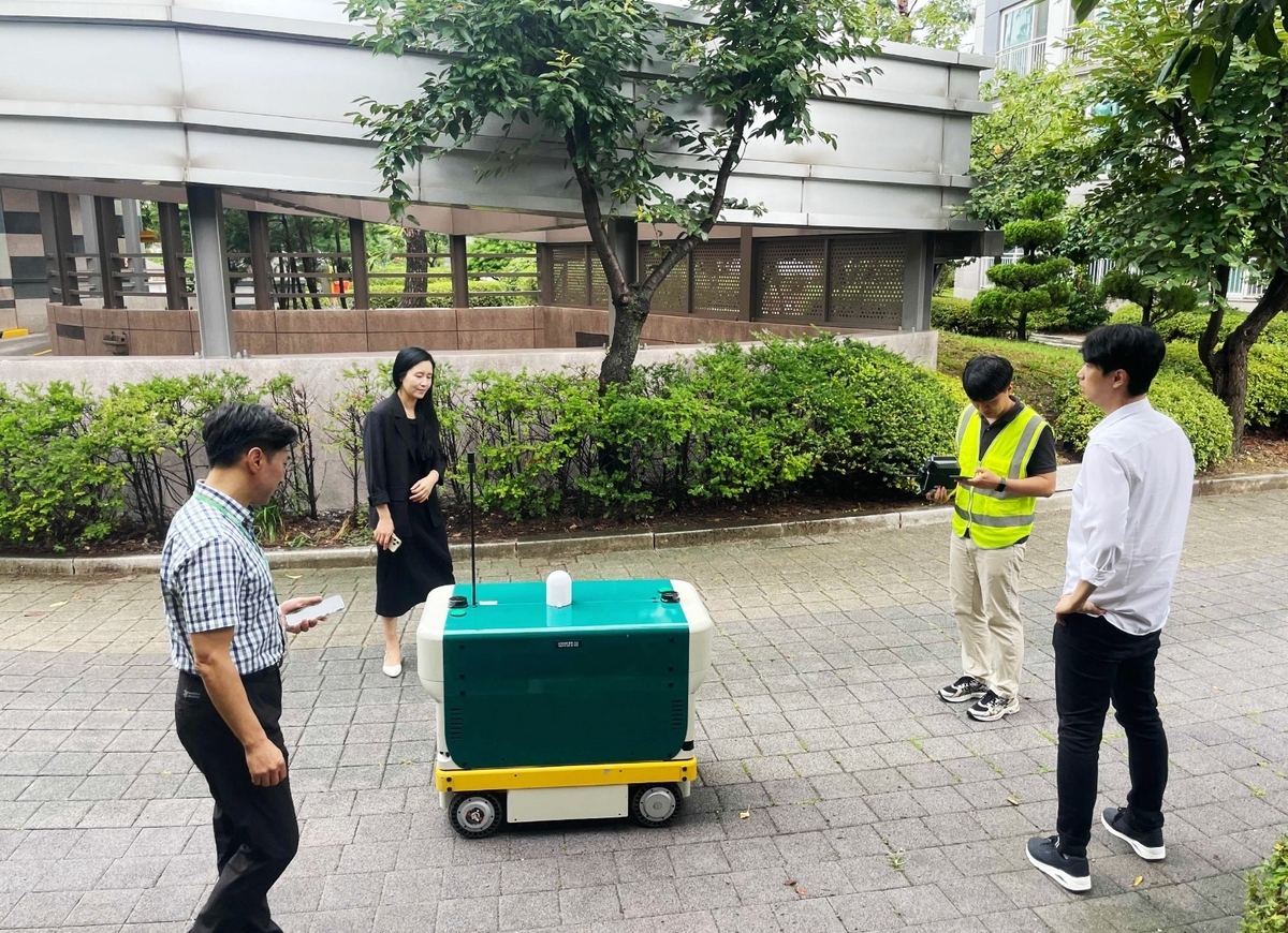 수원시, 자율주행 로봇으로 '방범+새벽배송' 두 마리 토끼 잡는다