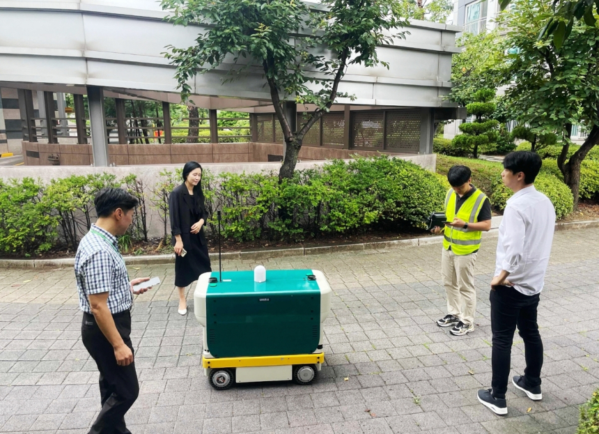  수원시, 자율주행 로봇으로 '방범+새벽배송' 두 마리 토끼 잡는다