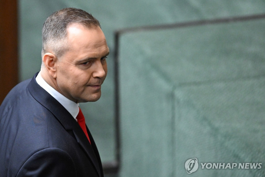 폴란드 새 대통령 나브로츠키 취임… EU·우크라이나와 긴장 고조 예고