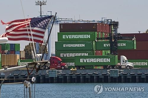  트럼프式 '관세 무기화' 6개월…미국 경제 충격 제한적, 인플레 우려는 여전