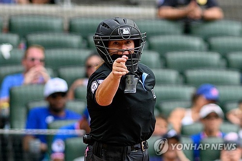 MLB 150년 역사 바꿨다… 젠 파월, 첫 여성 주심으로 그라운드 리드