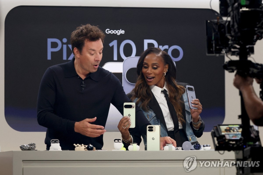  구글 픽셀10, AI 앞세워 아이폰 겨냥…프리미엄폰 시장 '빅매치'