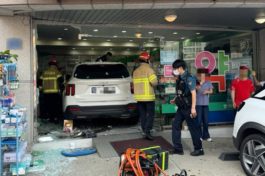  쏘렌토, 약국 돌진…70대 약사 심정지 중상