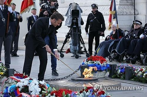  프랑스 '무명용사 불꽃'으로 담배 피운 남성…정부 강경 대응 나서