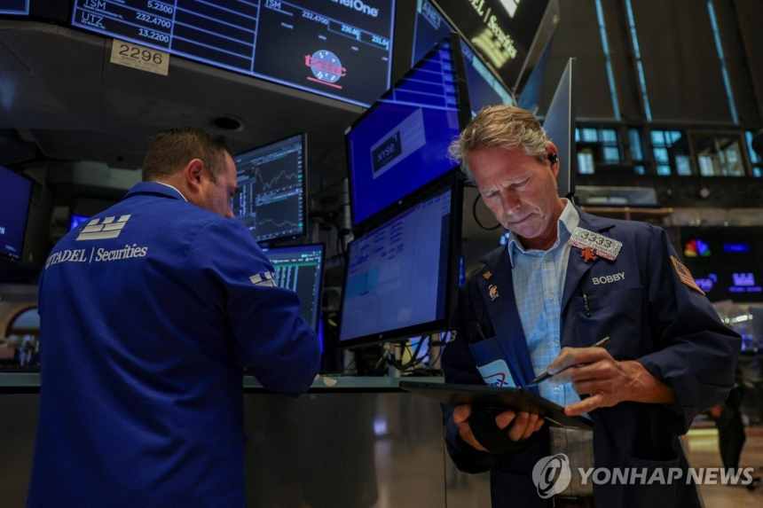  트럼프 '반도체 100% 관세'에 기술주 급등…애플·AMD 강세