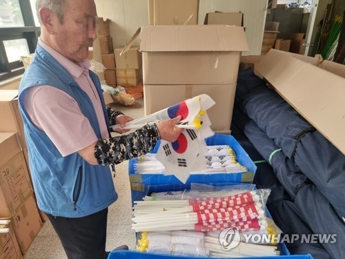 광복절 특수도 사라졌다…중국산 싼값 공세에 국산 태극기 '휘청'