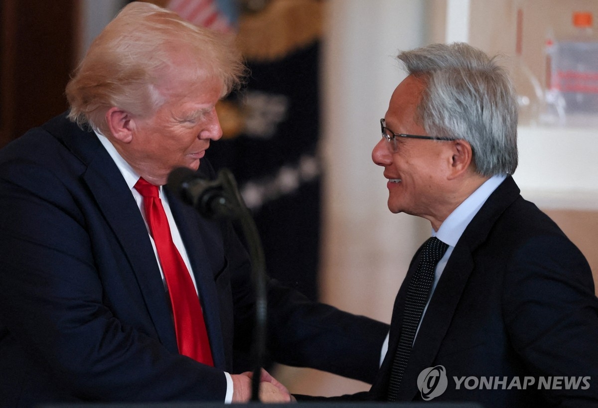 엔비디아 황 CEO, 트럼프와 또 비공개 회동…관세폭탄 피하려는 전략?