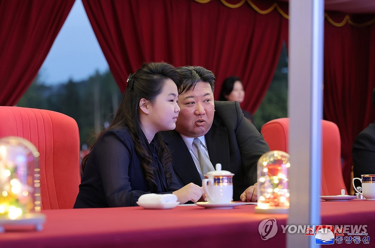 김정은 딸 김주애, 후계자 가능성 주목…NYT “군 행사 등장만 24차례”