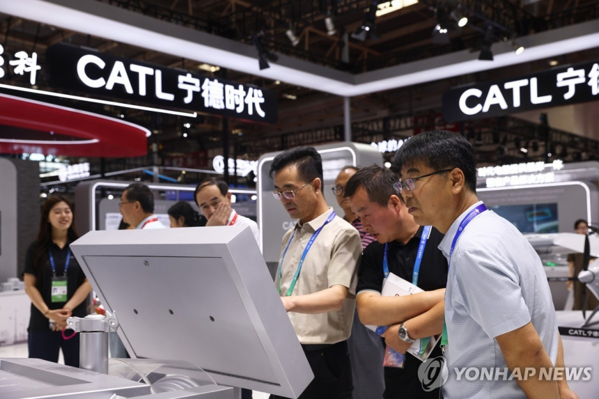  전기차 배터리 공급 과잉 심화…생산 능력, 수요의 3.4배 넘었다