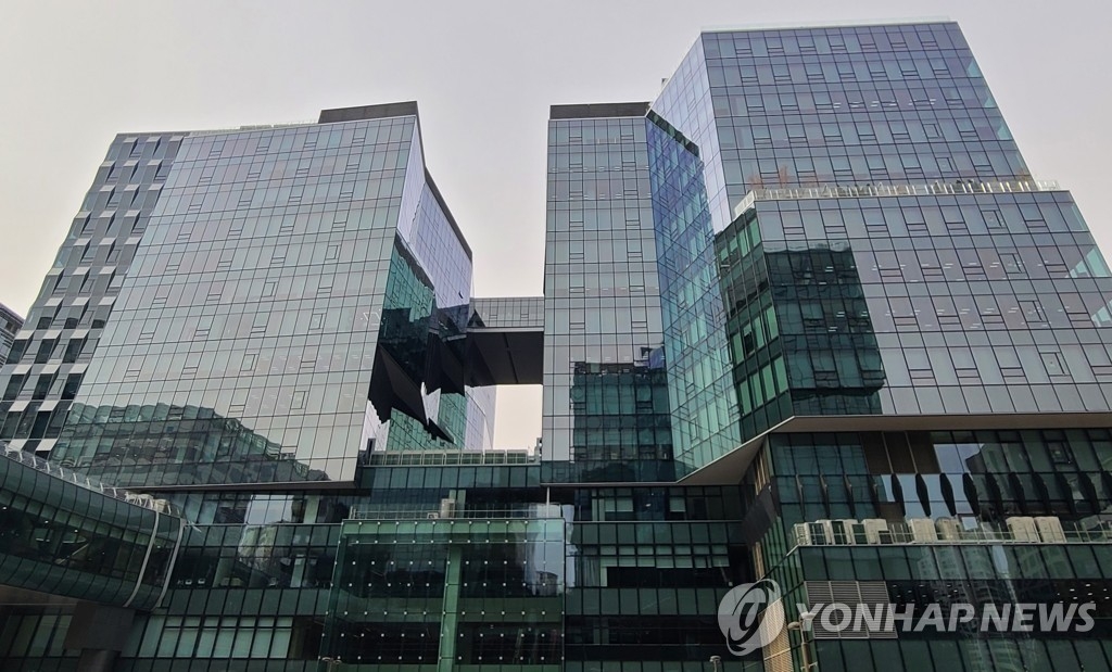 카카오, 계열사 30% 감축…AI·카카오톡 중심 재편 속도낸다