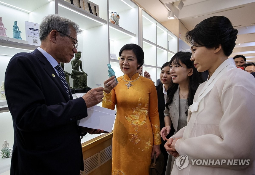  김혜경 여사, 베트남 퍼스트레이디와 박물관 동행…'배우자 외교'로 문화 교류 강화