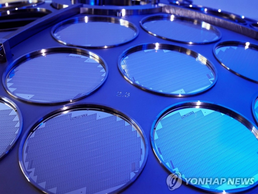 트럼프 관세 폭탄 예고에 삼성전자·SK하이닉스 동반 하락