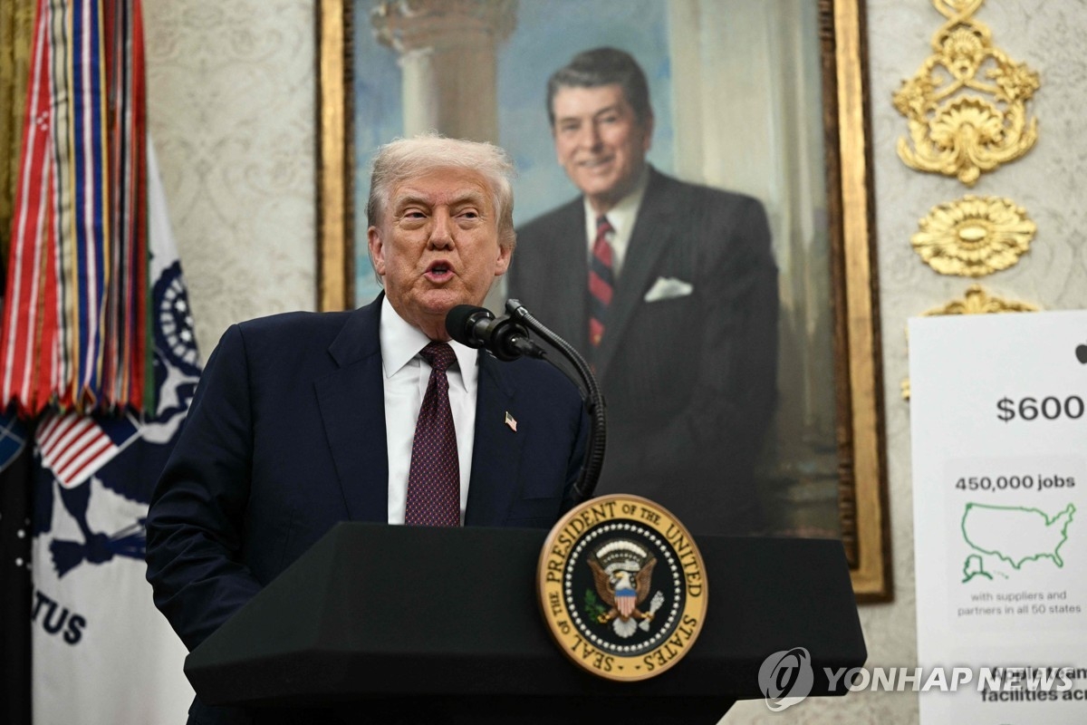 트럼프, 반도체에 '100% 관세 폭탄' 경고…삼성·하이닉스 직격탄
