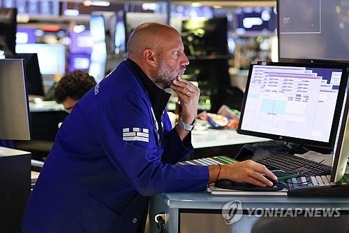 반도체 관세 공포에 나스닥 하락…버핏 매수에 다우 최고치 근접