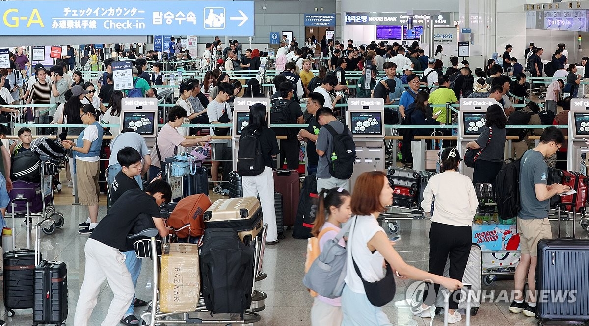 해외여행 필수템 '데이터'…로밍·유심·이심, 뭐가 최선일까?
