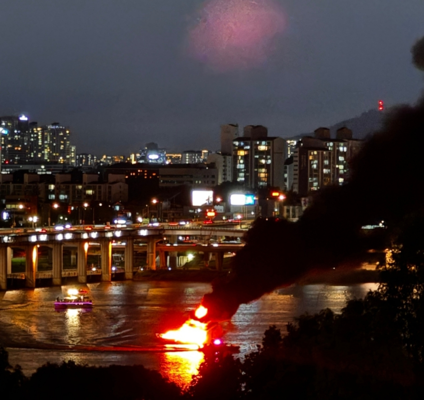  한강 요트 화재…밤하늘 밝히고도 전원 무사 탈출
