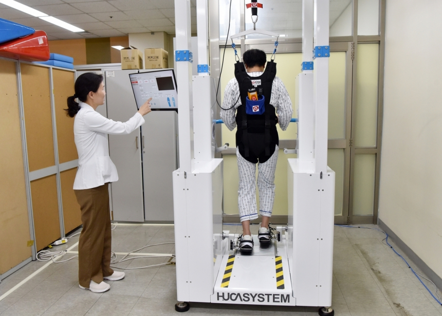  화순전남대병원, 보행 재활 로봇 '휴카고' 도입…중증 환자 회복 기대감↑