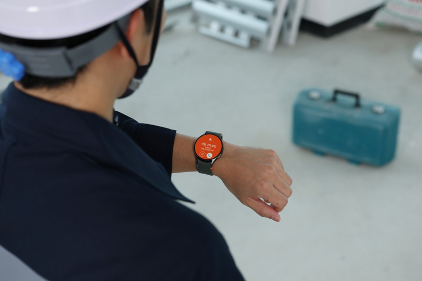 삼성, 스마트워치 기반 산업 안전 솔루션 출시…AI로 근로자 사고 미리 막는다