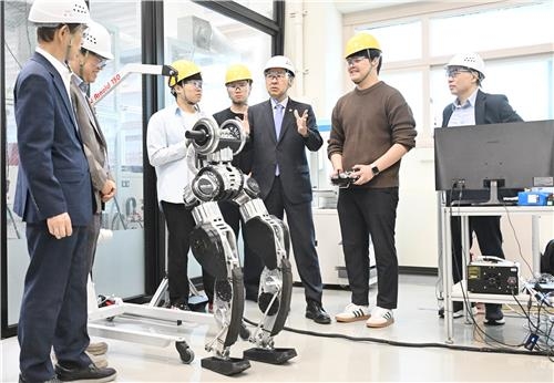 정부, 제조업 AI 전환에 10조 '통 큰 투자'…2030년 도입률 40%로