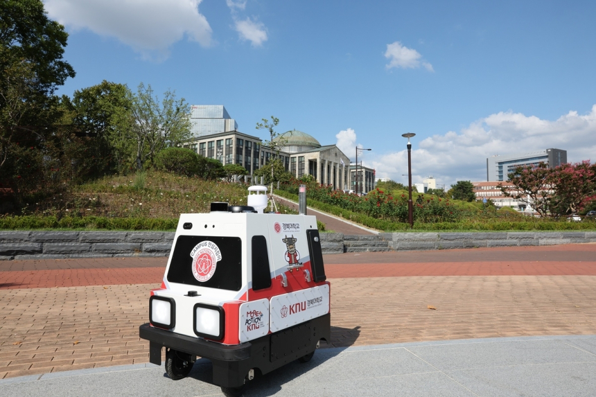  경북대, AI 순찰 로봇 '패트로버' 캠퍼스 배치…야간 보안 사각지대 해소 기대