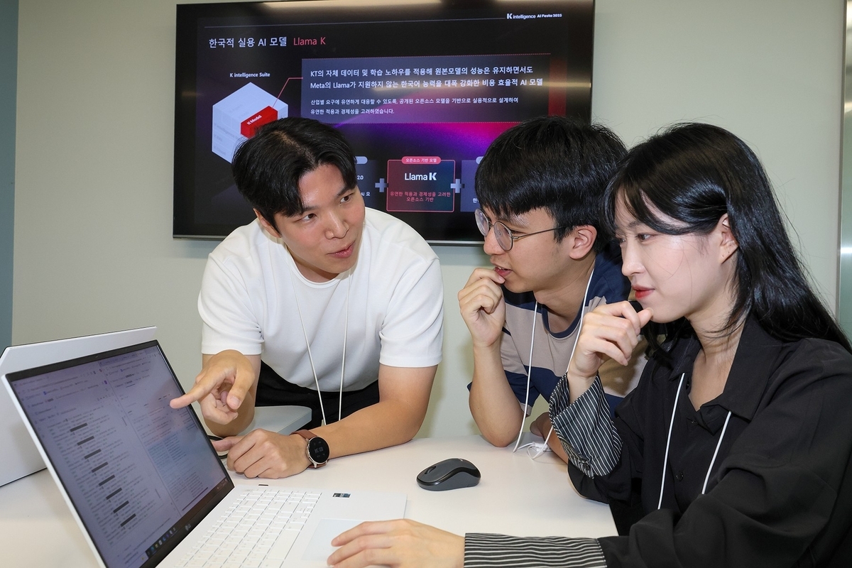 KT, 국산 초거대 AI '라마 K' 출시… GPT-4o와 맞붙는다
