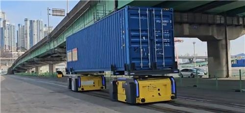  부산항, 국내 첫 환적 자동운송 시스템 실증 성공…글로벌 스마트항만 도약 / 연합뉴스 