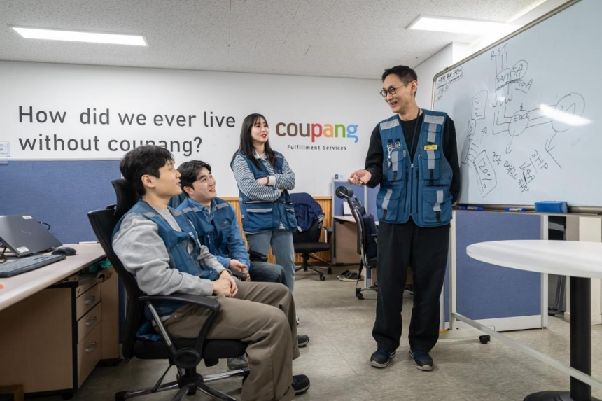  쿠팡, AI·로봇 물류 강화에 엔지니어 채용 2배 확대…지역 일자리도↑