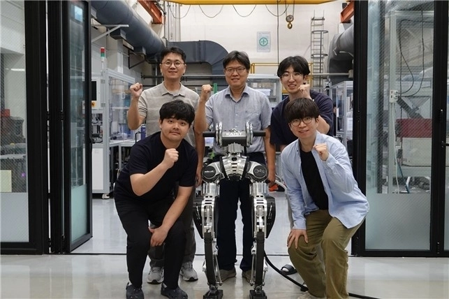 KAIST, 휴머노이드 하체 로봇 독자 개발…외산 부품 없이 달린다
