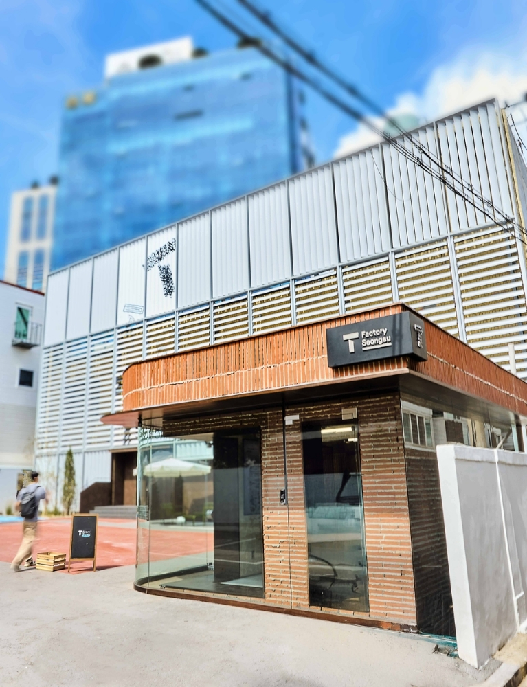  SK텔레콤, 성수에 'T팩토리' 오픈…AI·공연 접목한 미래형 매장 선보여