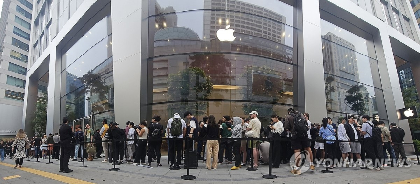  아이폰17 출시 첫날 명동 줄섰다…에어·코스믹 오렌지 '인기폭발'