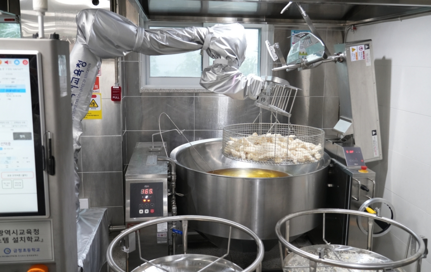  급식실에도 로봇 시대…부산, 조리 로봇 시범 도입으로 안전·효율 '두 마리 토끼'