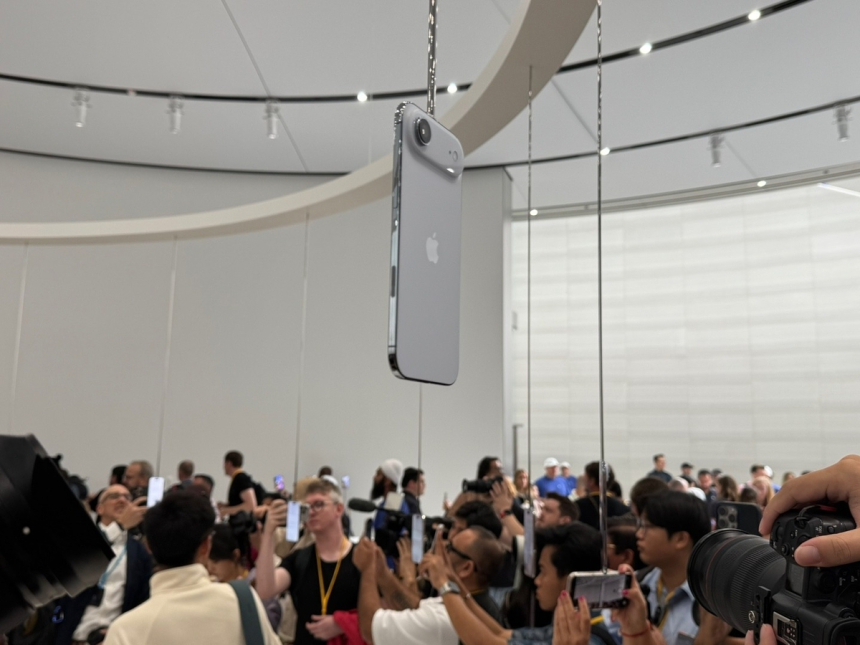  애플, 초슬림 '아이폰 에어' 공개…디자인 혁신 vs 성능 우려