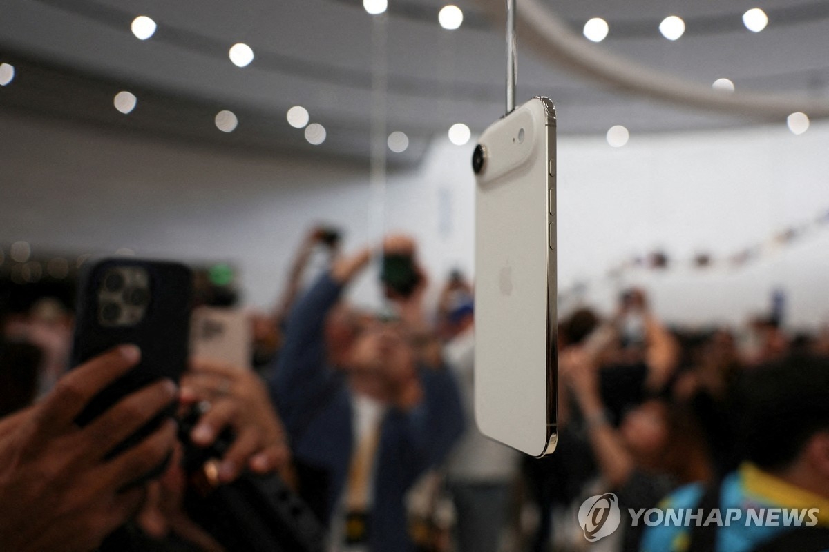 애플, 아이폰17 가격 동결…초슬림 '아이폰 에어'로 삼성 맞불