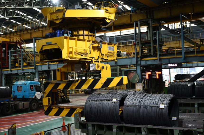  AI로 철강도 자동화…포스코, 비정형 제품 운송까지 로봇화 성공