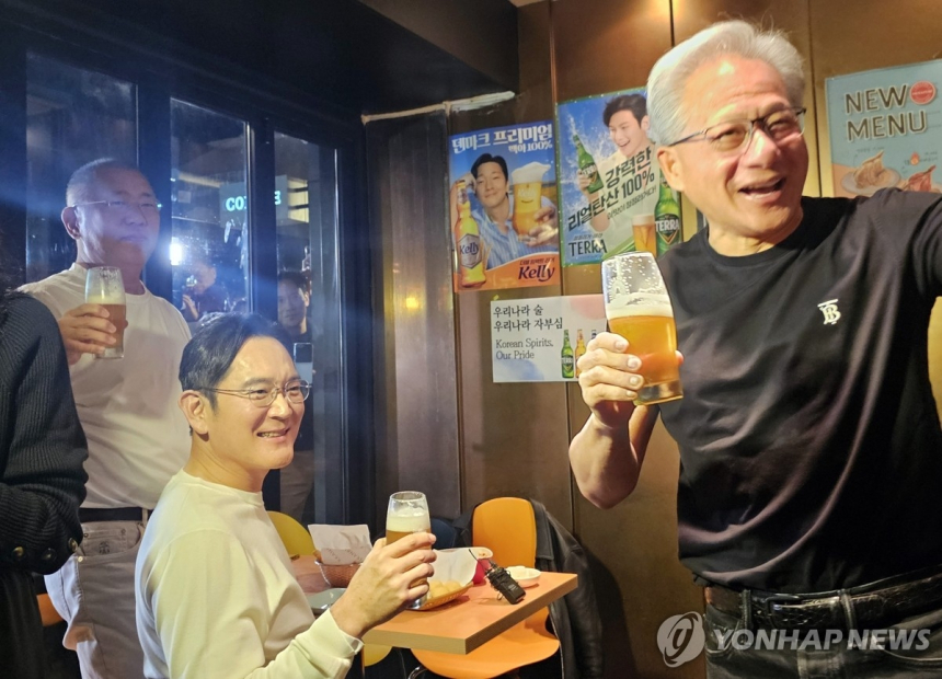  엔비디아 CEO 치맥 회동에 '치킨·맥주주' 급등락… 테마주 광풍 재현