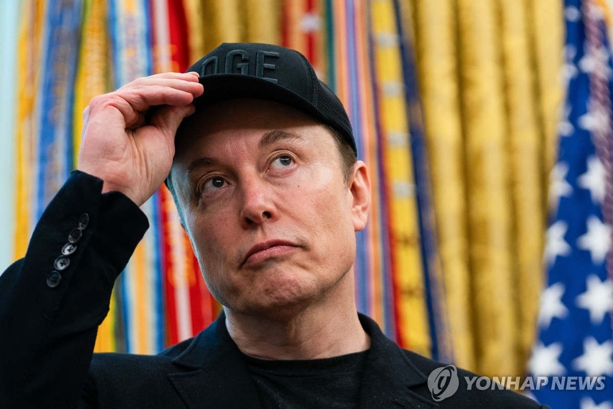 일론 머스크의 뉴럴링크, 인간 두뇌 칩 이식 첫 임상 논문 제출…의학계 본격 검증 돌입