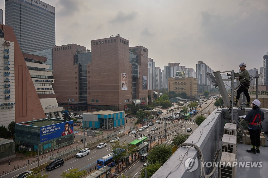  배당 불확실성에 흔들리는 SKT 주가…해킹·요금 인하 직격탄