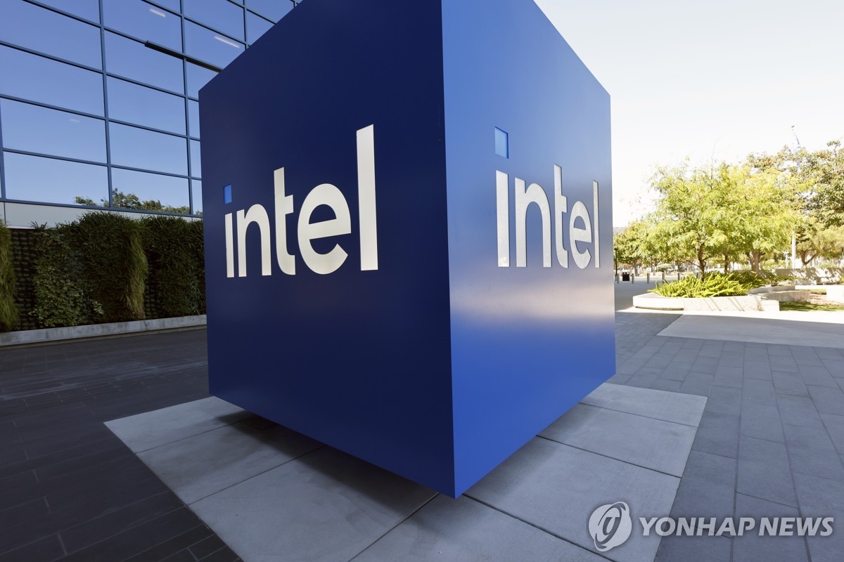인텔, 경쟁사 AMD 칩 생산 논의…파운드리 반전 시동