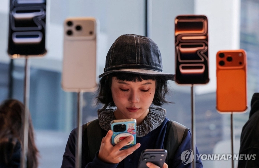 아이폰17 흥행에 애플 주가 '사상 최고가' 경신…투자은행도 목표주가 상향