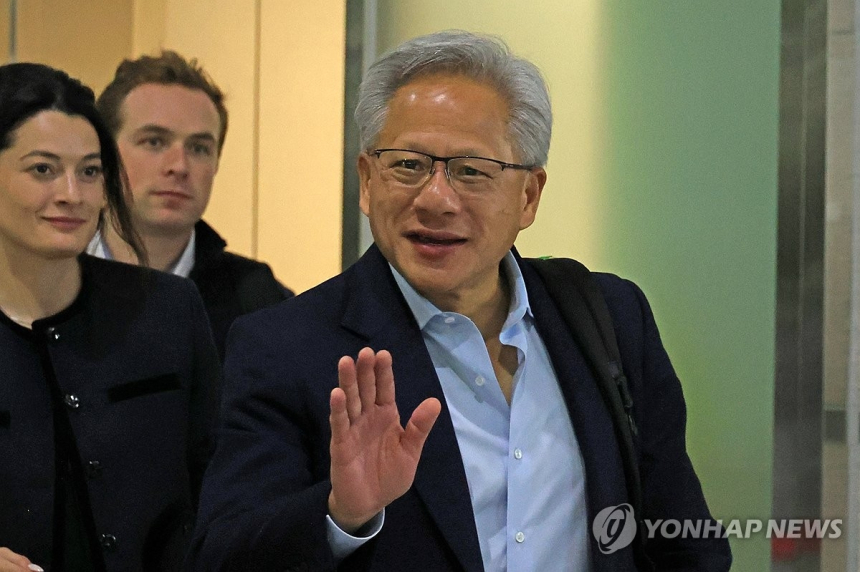  컵라면 먹고 떠난 AI 황제…젠슨 황, 15년 만의 방한 마무리