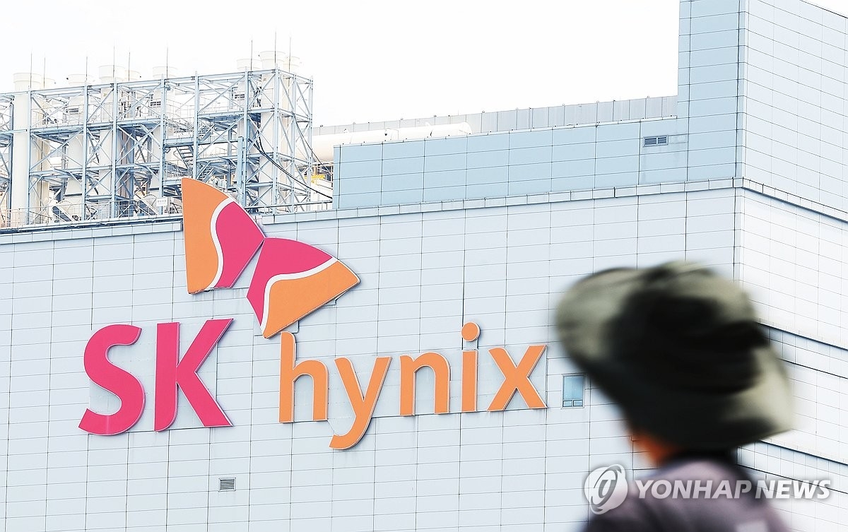 SK하이닉스, 창립 42주년 맞아 시총 300조 돌파…AI 메모리 호황 덕