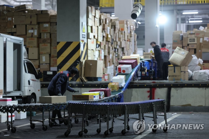  새벽배송 금지에 쿠팡·전세버스 업계 반발…“생계 타격 심각”