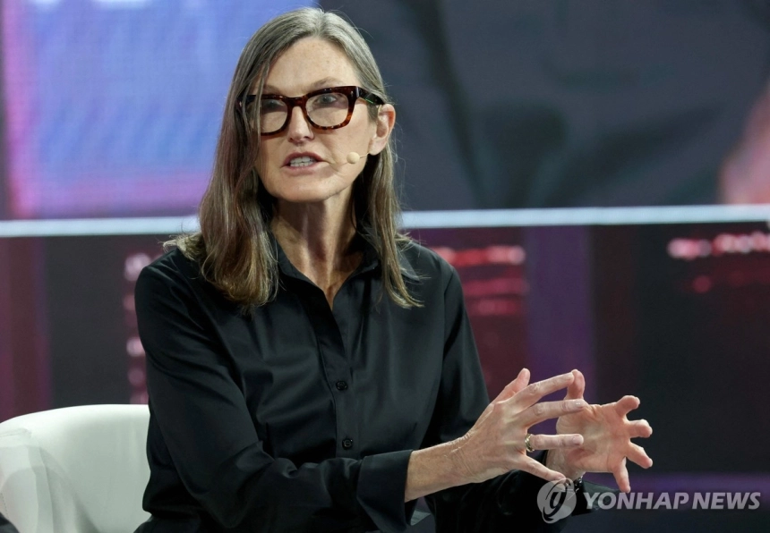 캐시 우드, 비트코인 가격 전망 하향…“스테이블코인이 역할 대체”