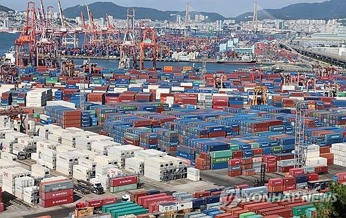 반도체 덕 본 10월 수출, 역대 최고치…미국發 관세 압박은 여전
