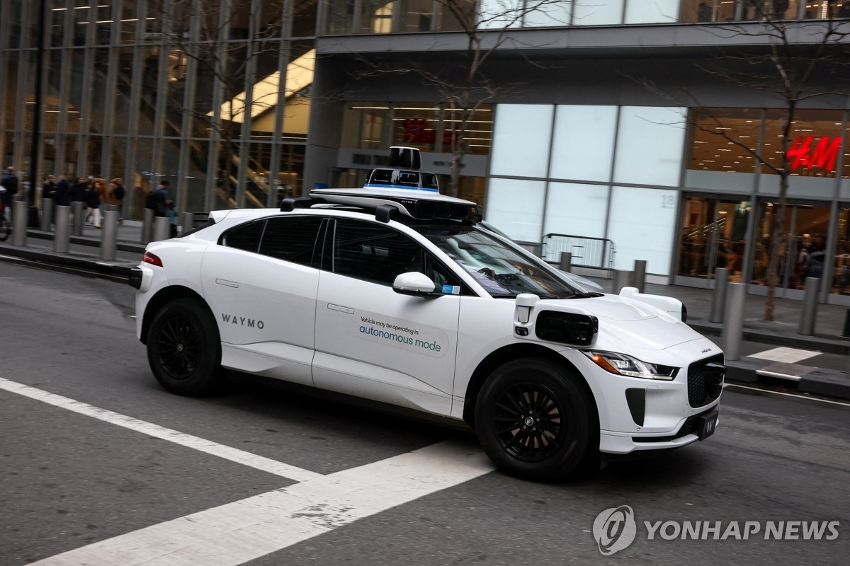 웨이모, '도로 위 모범생'서 '위험한 운전자'로… 고양이 사고까지 논란 확산