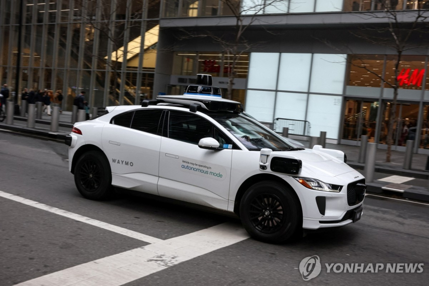  웨이모, '도로 위 모범생'서 '위험한 운전자'로… 고양이 사고까지 논란 확산