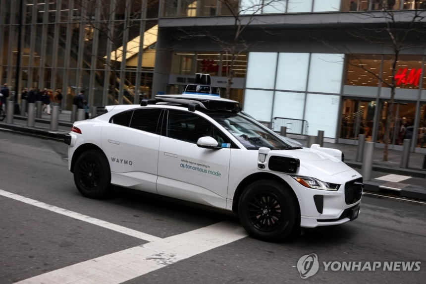 웨이모, '도로 위 모범생'서 '위험한 운전자'로… 고양이 사고까지 논란 확산