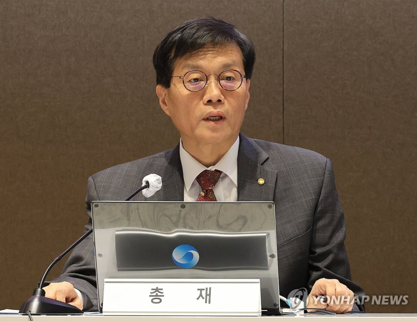  이창용 총재의 물가 안정엔 '합격점'… 인사는 '보통' 평가 많아