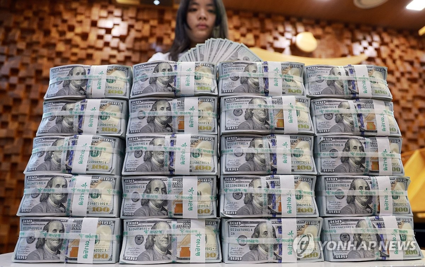 외환보유액 26억 달러 감소…정부 '환율 안정' 위해 달러 투입